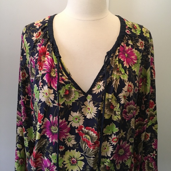 Beautiful 🦋 Johnny Was silk blouse - Picture 3 of 8